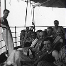 Ve Středozemním moří, vpravo vpředu manažer Zdík Prager, za ním obránce Průšek a vedoucí výpravy Zdeněk Kalina