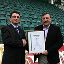 Certifikát ISO 9001 pro Bohemku - ředitel firmy Dekra Vratislav Hanzlík a prezident klubu Antonín Panenka.