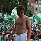 ĎOLÍČEK: Ivan Hašek s vlajkami v zádech.
