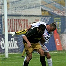 Vladimír Bálek si kryje míč.