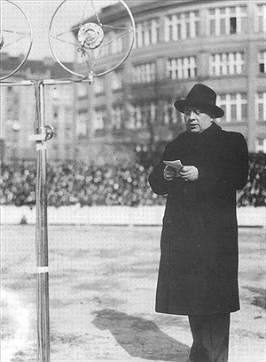 Uvítací projev přednáší Zdeněk Danner, od roku 1930 předseda AFK Bohemians. Klub však podporoval jako komerční rada a ředitel Vršovické záložny dlouho předtím. Hlavně díky jeho finanční i osobní podpoře byla zrealizována stavba nového stadionu, na němž sídlí Bohemka dodnes.  