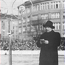 Uvítací projev přednáší Zdeněk Danner, od roku 1930 předseda AFK Bohemians. Klub však podporoval jako komerční rada a ředitel vršovické záložny dlouho předtím. Hlavně díky jeho finanční i osobní podpoře byla zrealizována stavba nového stadionu, na němž sídli Bohemka dodnes. Ještě desítky let se novému stadionu po Praze říkalo výhradně „Dannerák“.
