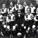 První dochovaná týmová fotografie AFK Vršovice z roku 1908.