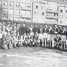 Tento společný snímek hráčů Bohemians a Slavie před úvodem zahajovacího zápasu se pravidelně objevuje v ročenkách klubu do současnosti.