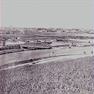 Jediná známá fotografie s areálem stadionu AFK Vršovice. Původní Ďolíček se nachází nad mostem přes železnici, vpravo areál lunaparku Eden.