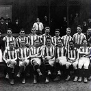 Obávaný tým z roku 1920, který skončil v tabulce na druhém místě za Spartou. Legendární postavy mužstva byli útočníci Knížek, Bohata a Štulc a brankáři Bělík a mladičký Hochman. Foceno před klubovou budovou v areálu stadionu.