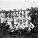 První vršovický ligový tým. Roku 1925 se poprvé konala oficiální československá profesionální ligová soutěž. Takto se nechali vršovičtí toho roku zvěčnit u plotu svého stadionu.