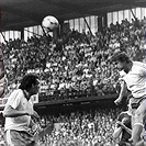 V derby na Letné v roce 1982 hlavičkuje míč do bezpečí Klokan Jakubec pod dohledem spoluhráče Ondry.