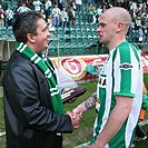 Hráč zápasu - cenu Lukáši Hartigovi předává šéf pražské ČSSD Petr Hulinský.