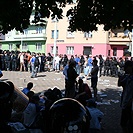 Vchod do sektoru hostí byl přísně střežen policií.
