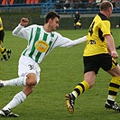 Vladimír Bálek bojuje o míč.