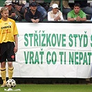 Vedle lavičky Střížkova visel příznačný transparent.