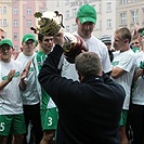 Místopředseda ČMFS Jaroslav Vacek předává pohár Marku Niklovi.