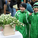 Žáci Bohemky rozdávali všem dívkám a ženám květiny.