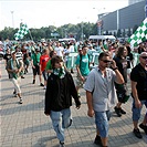 Protesty fanoušků před stadionem.