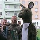 Vyhlášení muže zápasu - herec a člen DFB Josef Dvořák předal cenu Daliboru Slezákovi.