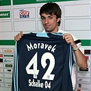Honza Morávek s dresem, ve kterém v lednu odehrál přípravný zápas.
