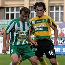 Ivan Hašek si kryje míč.