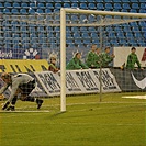 Brankář Baránek loví míč ze své sítě.