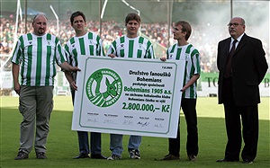 Fanoušci předávají šek vedení klubu - zleva Michal Holas, Jiří Dienstbier, Martin Bílek, Martin Slavík a ředitel Bohemians 1905 Jiří Steinbroch.