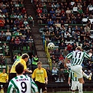 Tomáš Kulvajt se snaží usměrnit míč ze vzduchu