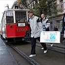 Příjezd na Žižkov - Bartek a Havránek plní funkci zelenáčů a odnášejí bedny z tramvaje.