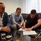 Tomáš Hradecký podepsal smlouvu