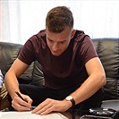 Tomáš Hradecký podepsal smlouvu
