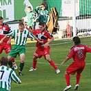 Dalibor Slezák si chystá míč na gólovou nahrávku Svozilovi.