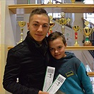 Nicolas Šumský předává lístky žákům na ZŠ Botičská