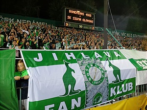 Vlajka fanklubu Jihlava na plotě v Ďolíčku