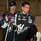 Pavel Lukáš s Pavlem Medynským při hokejovém klání.