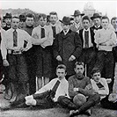 Vršovičtí fotbalisté v roce 1903. Jedním z historických “mýtů“ díky místu pořízení této fotografie je, že Vršovičtí měli „domácí“ hřiště na tzv. Šifneráku. Vršovičtí zde sice určitě mnohokrát hráli, ale nikdy tam nebyli doma.