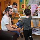 Klokani nadělili dárky dětem na onkologii v Motole.