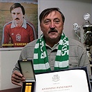Antonín Panenka s vyznamenáním i listinou.