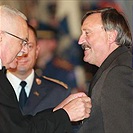 Prezident Klaus předává prezidentu Panenkovi medaili.